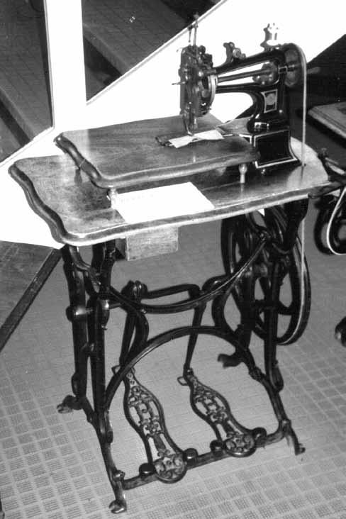 Hurtu Free-Arm Sewing Machine