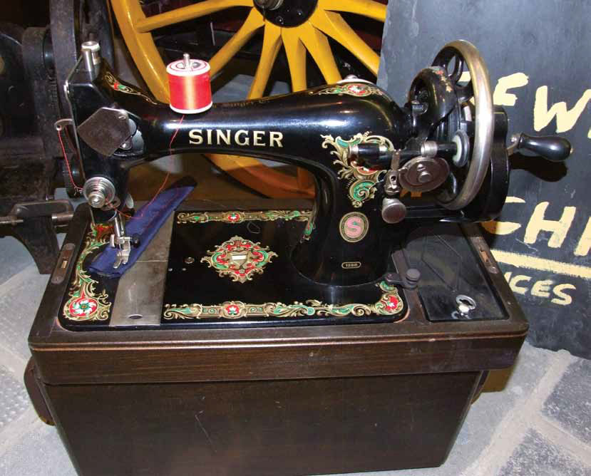 Singer 128B Sewing Machine from the French Bonnières-sur-Seine Factory