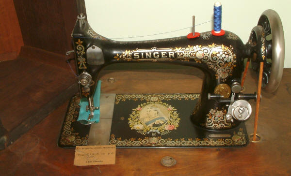 Queen Victoria Singer 27K Treadle Head