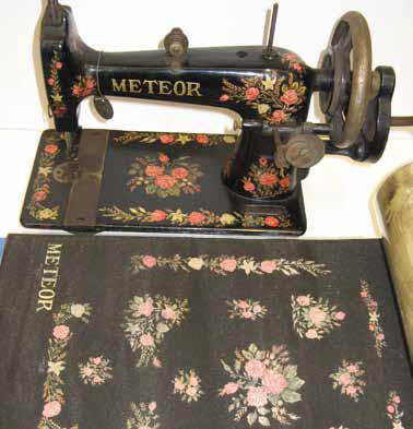 Later Model Singer Meteor Handcrank Sewing Machine