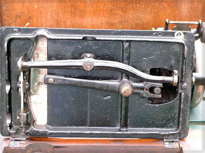 Underside of an early Bradbury Soeze