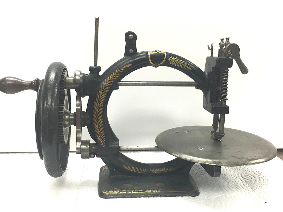 The ‘Queen’s Elliptic’ chainstitch machine, back (HB)