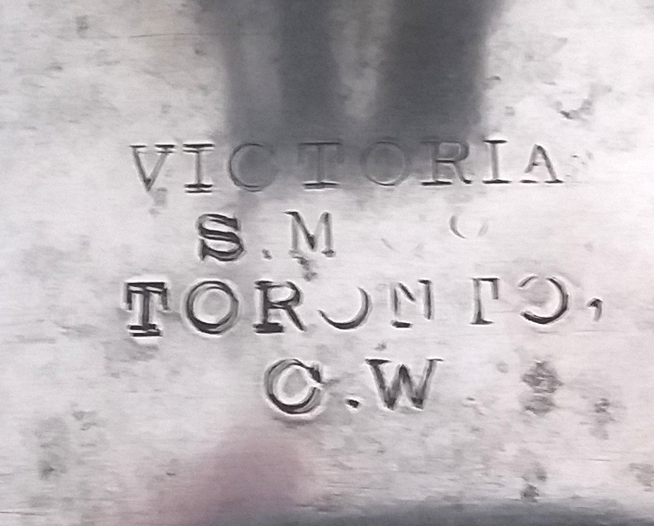The die stamp on the ‘Victoria’ cloth plate (LM)