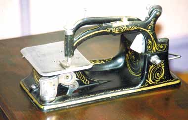 Elliptic Sewing Machine showing rotary hook and stationary bobbin