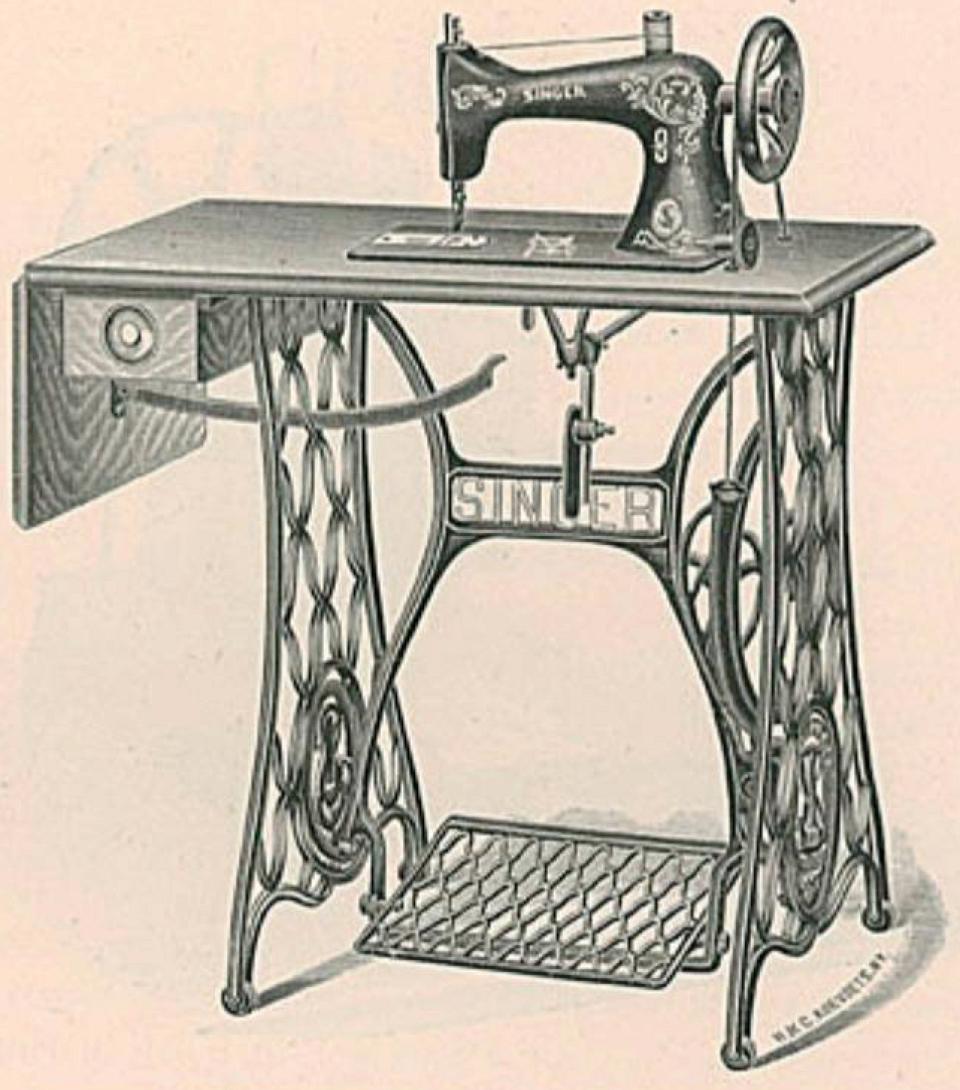 Singer's 15-41 Sewing Machine on Ash table Number 5204