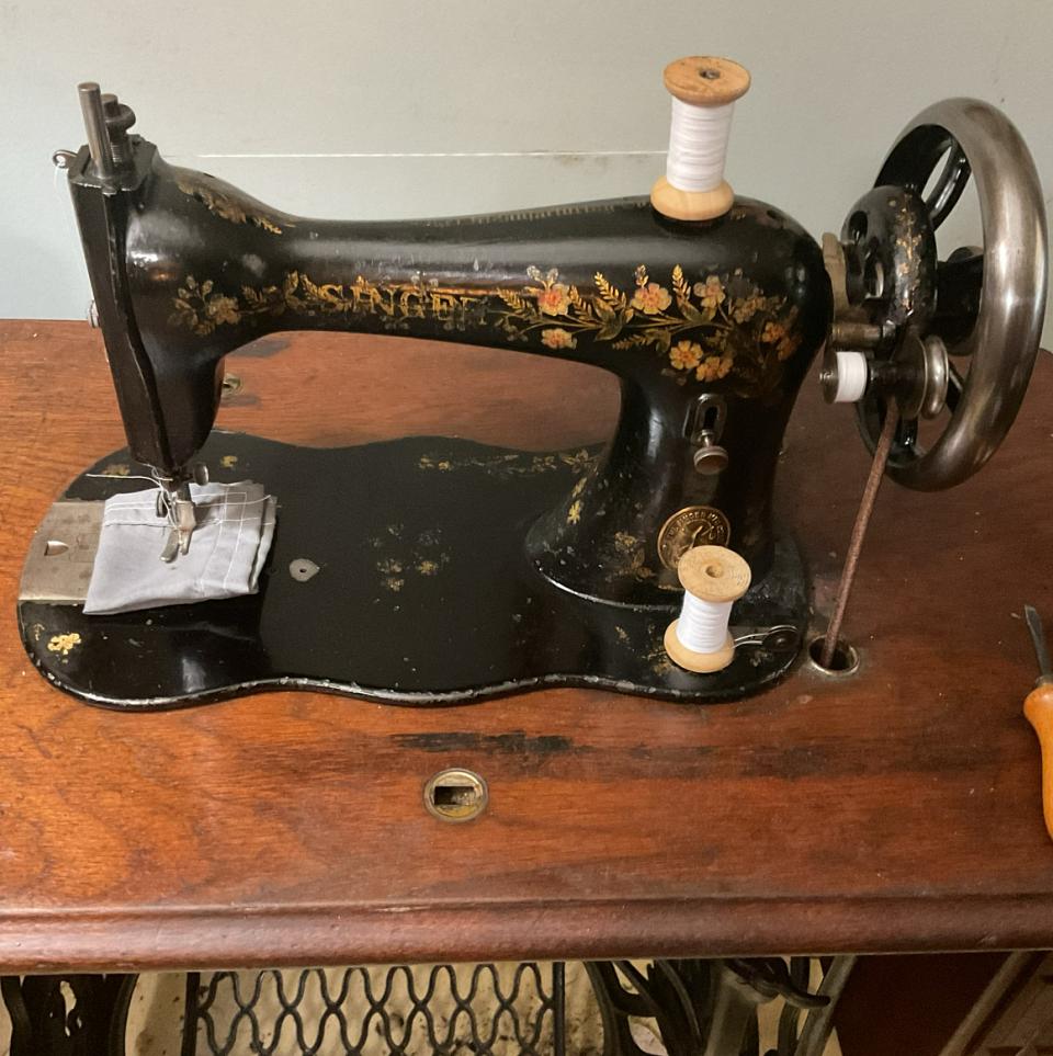 Color Photo of the Singer Model 15-11 Sewing Machine