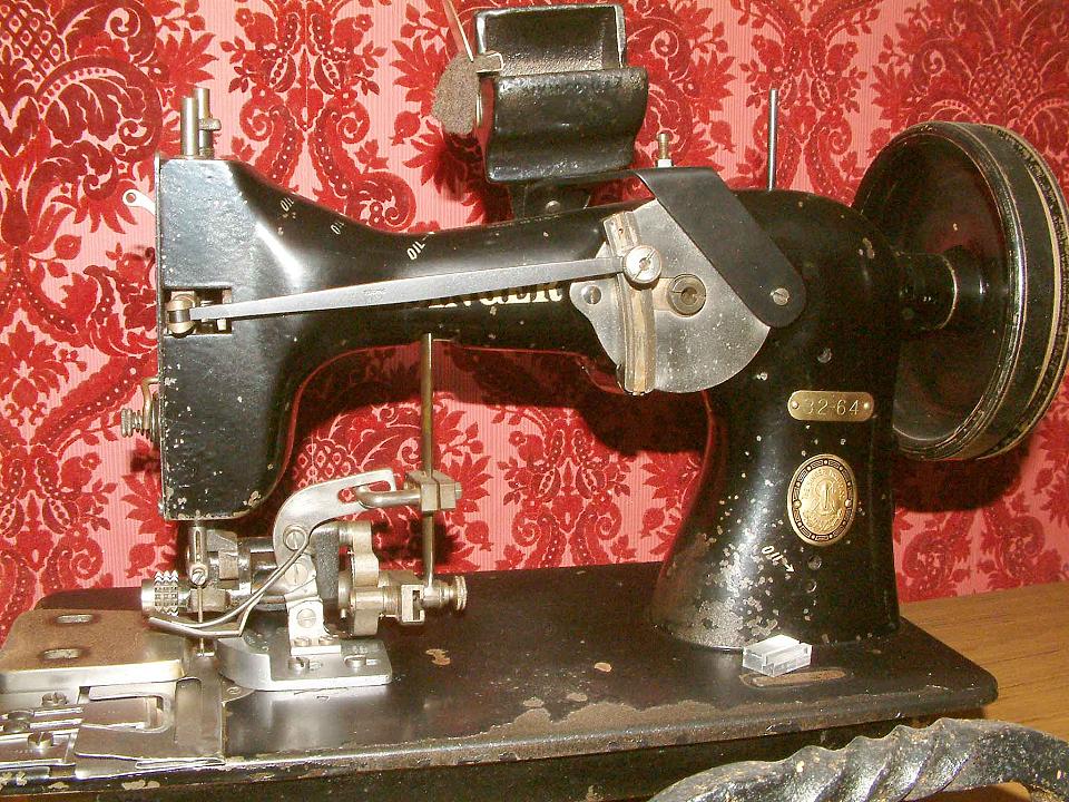 Singer Model 32-64 Sewing Machine