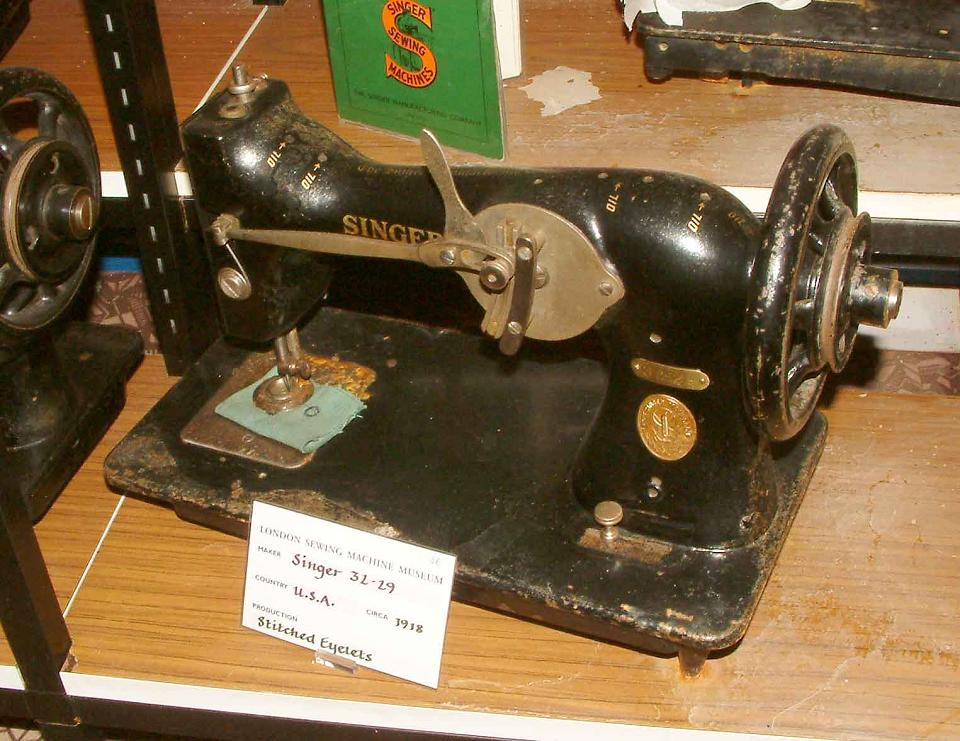 Singer Model 32-69 Sewing Machine