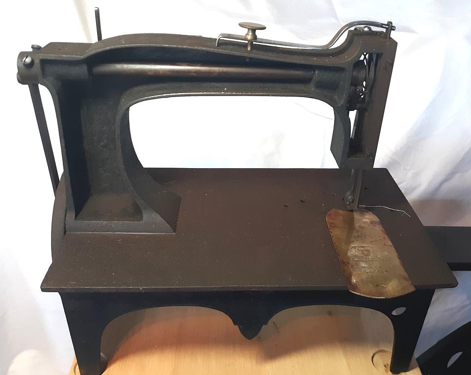 The Union Manufacturing CO sewing machine of Richmond, VA: the back of the machine