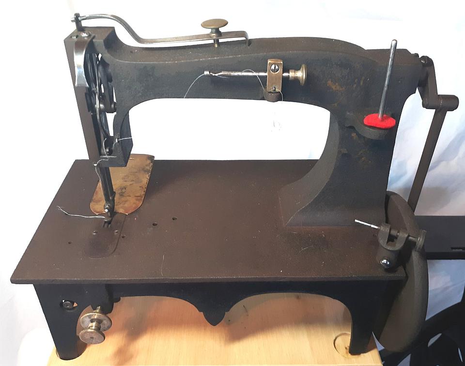 The Union Manufacturing CO sewing machine of Richmond, VA: the machine removed from the table