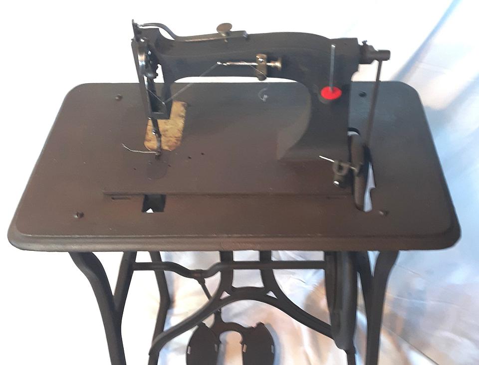 The Union Manufacturing CO sewing machine of Richmond, VA, the front