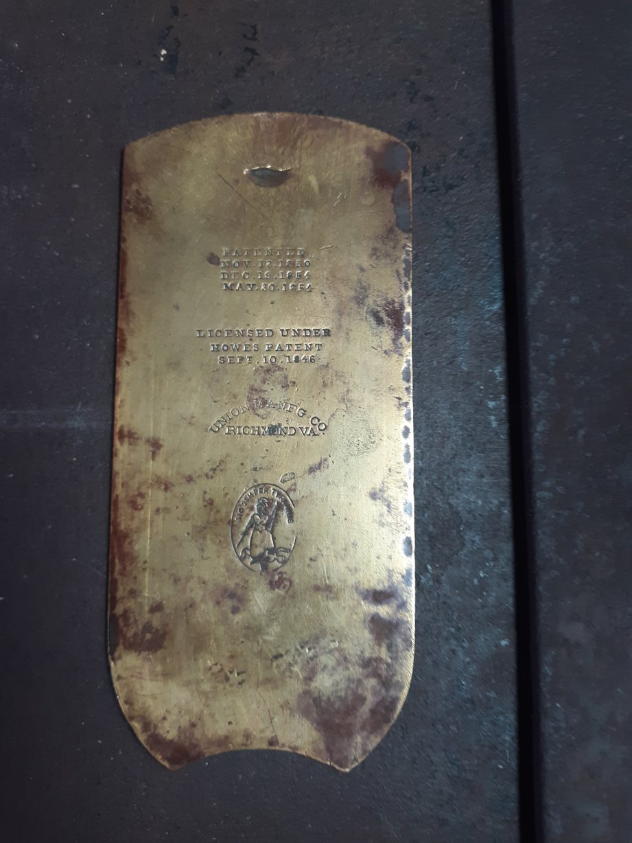 The Union Manufacturing CO sewing machine of Richmond, VA: shuttle cover plate