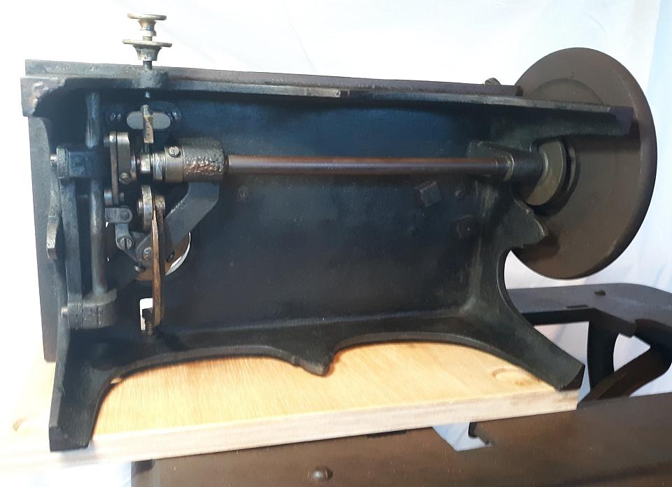 The Union Manufacturing CO sewing machine of Richmond, VA: the underside of the machine
